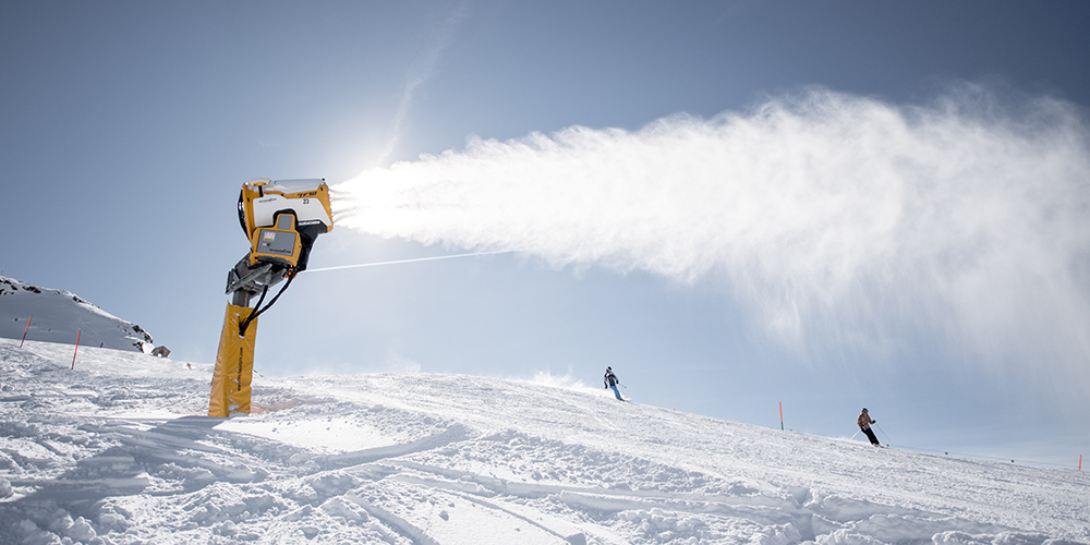 Technische Beschneiung auf dem Gemsstock. Foto: Valentin Luthiger