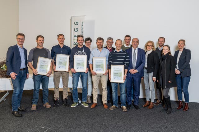 Alle Preisträger (von links): Matthias Müller LWAG, Preisträgerfamilien mit Landstatthalter Markus Dieth und Agroforst Jury-Mitglied Simon Egger. Foto/Copyright: Foto Basler