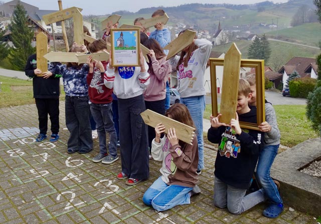 Schulkinder laden zur Eröffnung des Densbürer «Strihzgi-Wegs» ein. Foto: zVg