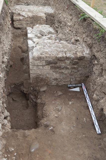 Im Feldkurs 2019/2020 freigelegter Mauerwinkel aus Kalksinterblöcken. Foto: Kantonsarchäologie, © Kanton Aargau