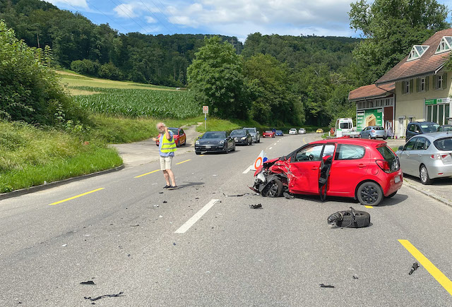 Zwingen BL: Frontalkollision zwischen zwei Personenwagen – drei Personen verletzt