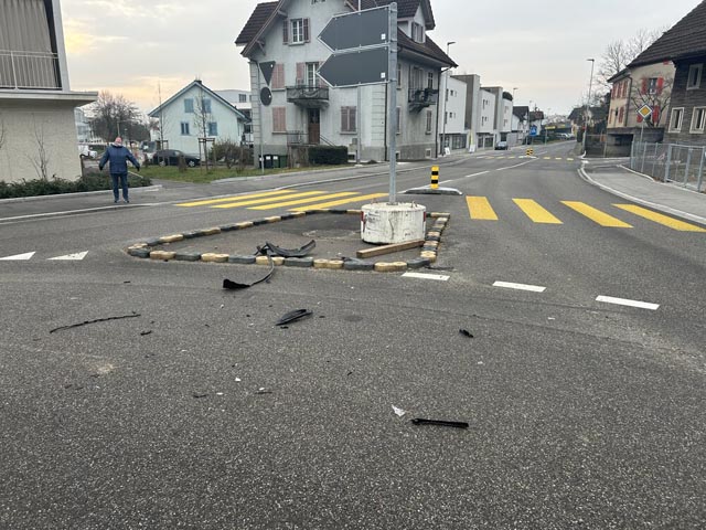 Merenschwand: Unbekanntes Fahrzeug verursacht Sachschaden (Zeugenaufruf)