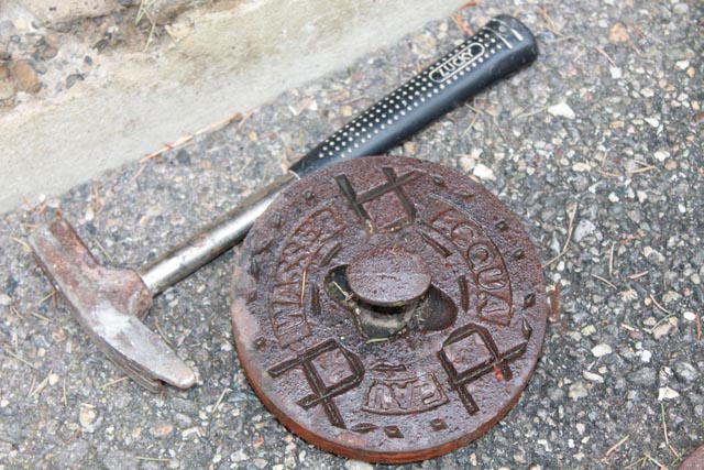 So einfach lässt sich der Deckel eines Schiebers nicht immer öffnen. Foto: Sonja Fasler 