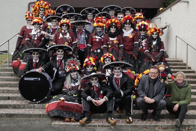 Die Chaiseraugschter Gugge Grossschtadtchnulleri mit Pfaff und Aff (Andreas Fischer und Jutta Wurm) gewandeten sich ganz gemäss dem Sujet «Dia de los Muertos». Foto: zVg 