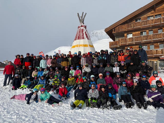 Gruppenbild des Herznacher Schneelagers 2025. Foto: zVg