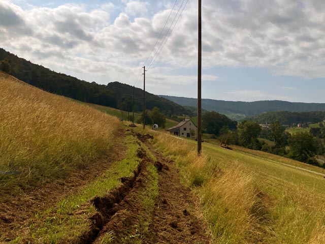 Neue Rohranlage für das Kabel neben der abzubrechenden Freileitung. Foto: AEW