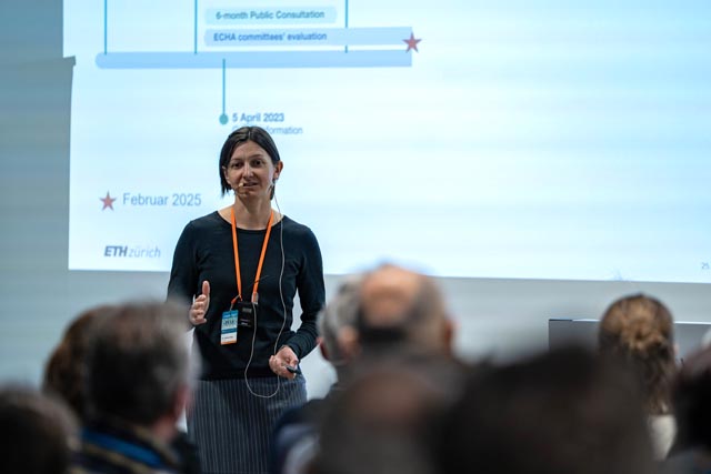 Keynote-Referentin Juliane Glüge von der ETH Zürich erläutert die Mitwirkungsmöglichkeiten beim laufenden PFAS-Beschränkungsprozess. Foto: Nadine Zielinski, Hightech Zentrum Aargau 