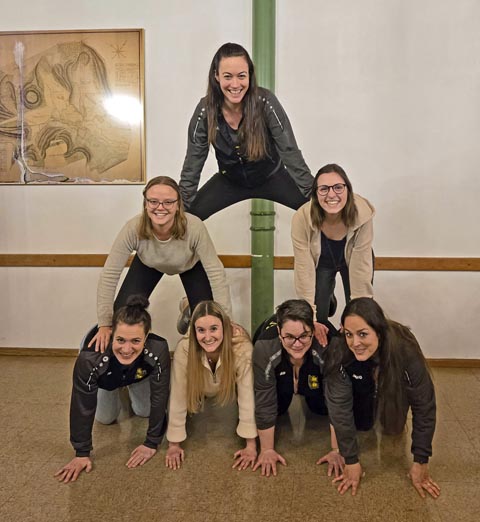 Von links nach rechts und von unten nach oben: Angi Treier, Larissa John, Denise Schmid, Melanie Rast, Jasmin Schraner, Muriel Strahm, Sabrina Deiss. Foto: zVg