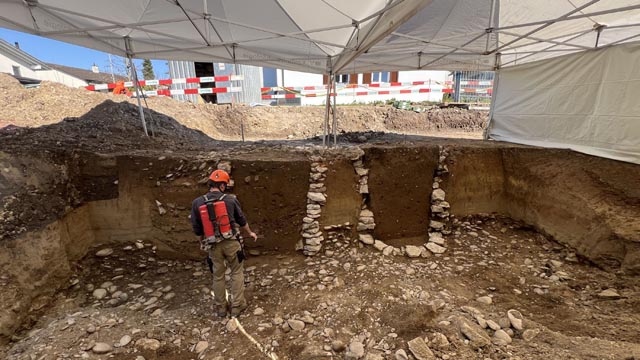 In den Hinterhöfen der römischen Streifenhausbebauung befanden sich mehrere Schächte. Foto:© Kanton Aargau