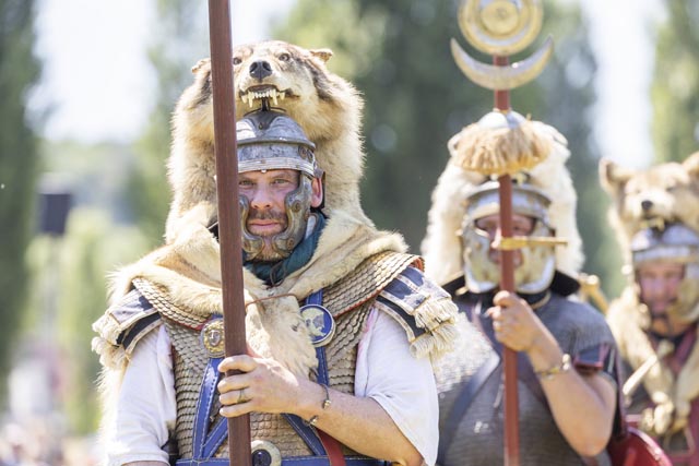Legionäre marschieren auf am Kulturerbe-Tag in Bad Zurzach. Foto: Museum Aargau, © Kanton Aargau