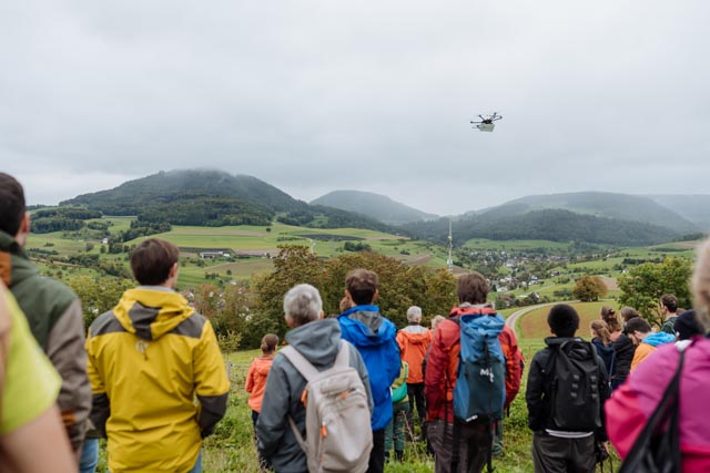 Das Bild zeigt einen Drohnenflug. Foto: Yuri Schmid