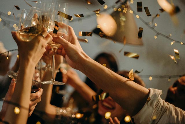 Ausschliesslich Schweiz im Glas ist möglich – egal ob mit Schaumwein, Bier oder Wasser angestossen wird. Foto: pexels