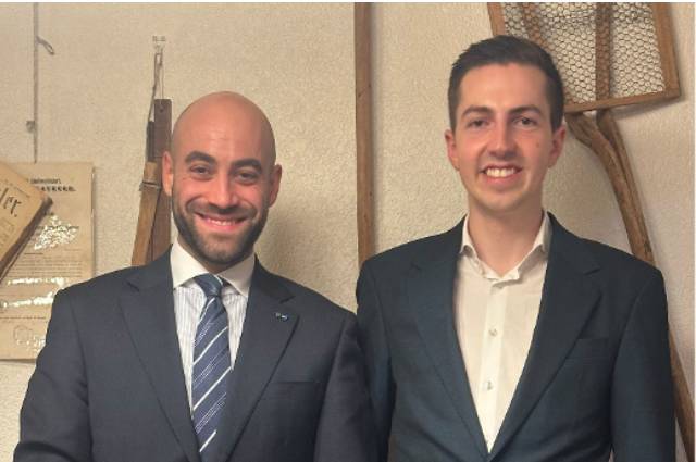 Bezirksparteipräsident und Grossrat Daniele Mezzi mit dem Landtagsabgeordneten Simon Herzog (von links).