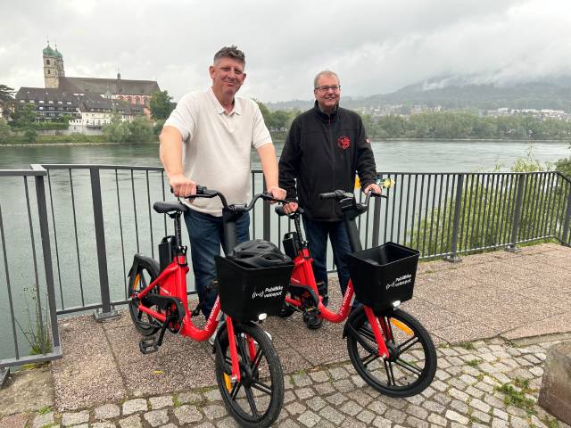 Beat Käser (links) und Alexander Guhl hoffen, dass das neue Veloverleih-System Anklang findet. Foto: Sonja Fasler  