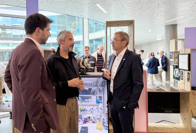 Vernissage der Ausstellung «Engineering the Future of Health»: KSB-CEO Pascal Cotrotzo, Kurator Adrian Christopher Notz und Daniel Heller, Präsident des Verwaltungsrates des KSB, im Gespräch.