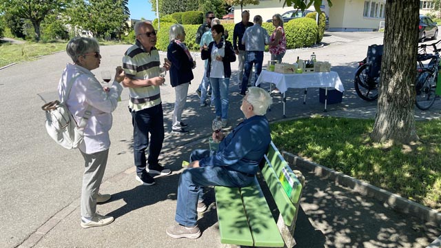 Das Plauderbänkli im Fuchsrainquartier wurde feierlich eingeweiht. Foto: zVg