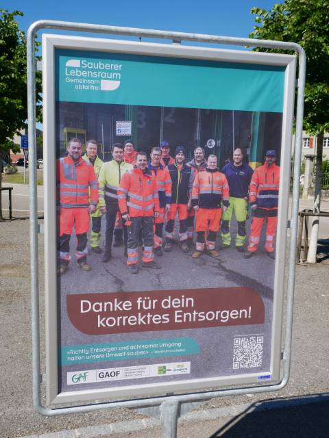 Diese Plakate sollen an verschmutzungsgefährdeten Standorten aufgestellt werden.