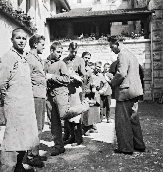 Morgenappell in der Anstalt für jugendliche Verbrecher und Taugenichtse, Aarburg, 1936. Foto: Paul Senn © Nachweis: Gottfried Keller-Stiftung, Bern. Depositum Gottfried Keller Stiftung