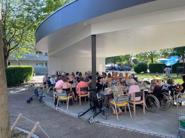 Eindrücke von einem durchwegs gelungenen Sozialeinsatz im Alterszentrum Stadelbach. Foto: zVg