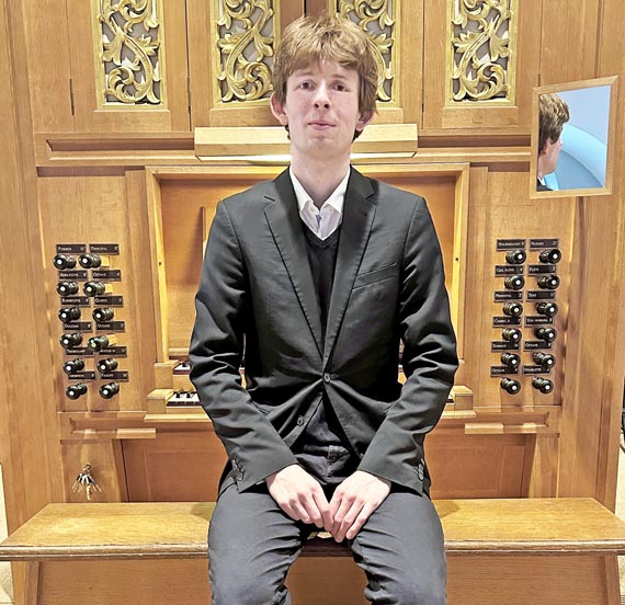 Václav Hřebe an der Metzler-Orgel. Foto: zVg