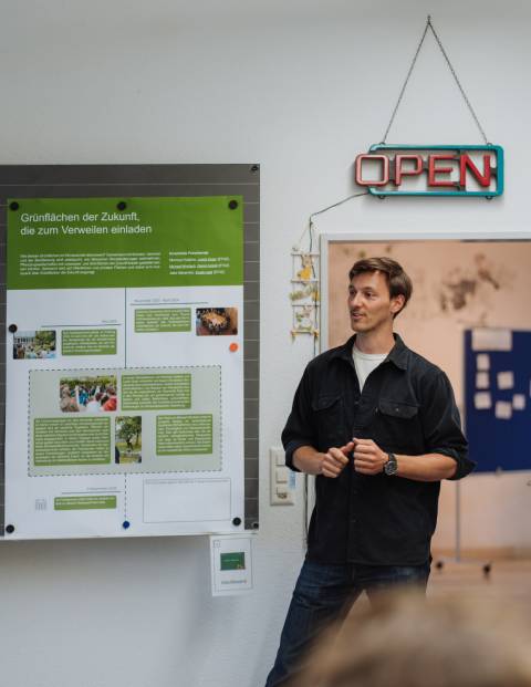 Co-Projektleiter Tim Geiges führt in das Realexperiment Grünflächen der Zukunft ein. Foto: Yuri Schmid