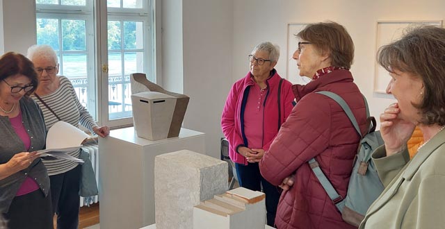 In der Kunstausstellung, links die Referentin Susanne Meier-Faust. Foto: M.Gisler