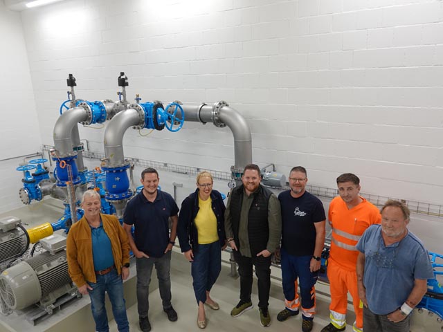 Inbetriebnahme Stufenpumpwerk Riburg: Beat Schöni (Sektionsleiter Tiefbau Rheinfelden), Sascha Peter (Sektionsleiter Aussendienste/Werke Möhlin), Claudia Rohrer (Stadtpräsidentin Rheinfelden), Loris Gerometta (Gemeindeammann Möhlin), Michael Berger (Bereichsleiter Wasserversorgung Möhlin), Riad Gashi (Wasserversorgung Rheinfelden), Thomas Freiermuth (Gemeinderat Möhlin). Foto: pst