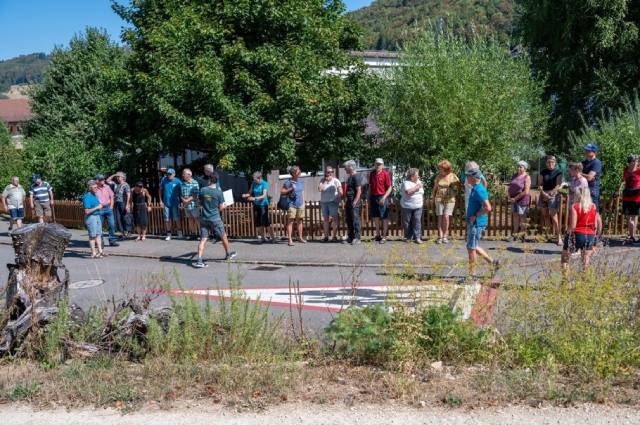 Auf dem Dorfrundgang erlebten die Teilnehmer die Umsetzung der ökologischen Infrastruktur in die Praxis anhand der naturnah umgestalteten Fläche neben dem Gemeindehaus.