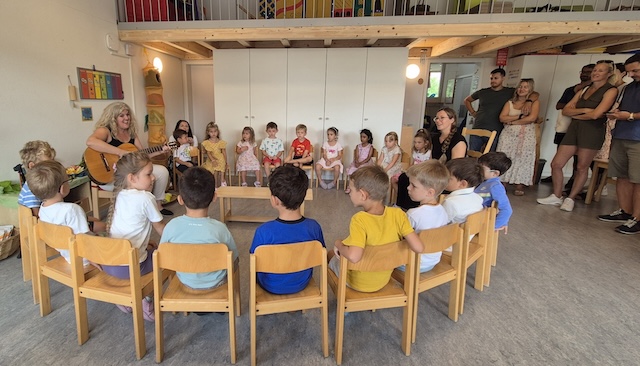 pielerisch im Kreis aufgenommen und noch in Begleitung ihrer Eltern beginnen die Jungen Kindergartenkinder ein neues Schuljahr. Foto: Monika Hauswirth