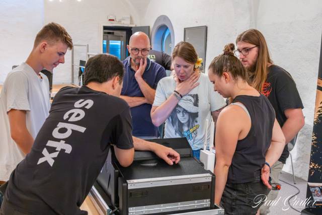 Der PA-Technik-Kurs stiess bei den Teilnehmenden auf grosses Interesse. Hier bei der pratkischen Arbeit an einem Mischpult. Foto: Paul Gürtler
