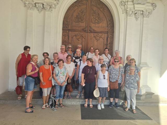 Die Gruppe des Frauenvereins Eiken-Münchwilen-Sisseln vor dem Münster. Foto: zVg