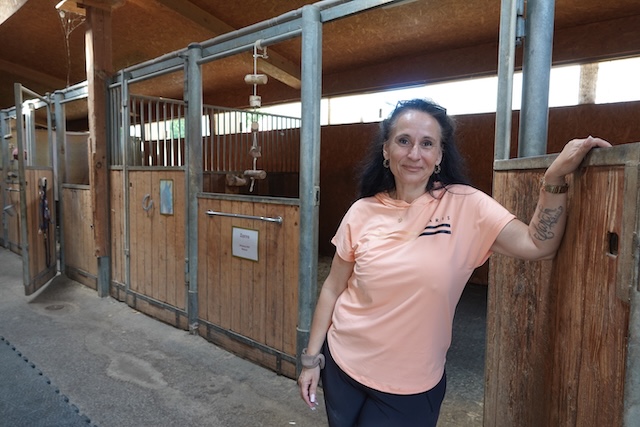 Viel Platz. Nadja Wüthrich an der Boxe von Zorro, einem nicht mehr aktiven Rennpferd. Zorro hält sich grad draussen auf. Foto: Peter Schütz