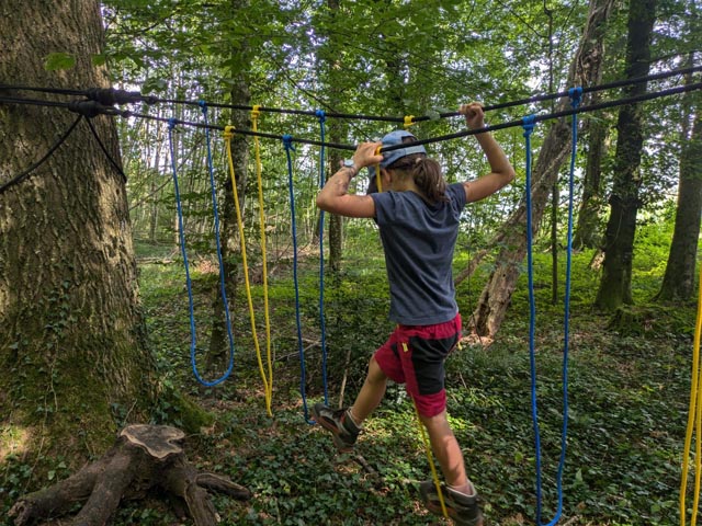 Beim Perimuk-Abenteuer «Schnur, Seil & Knoten» wird der Wald zum selbstgebauten Kletterparcours. Foto: © Jurapark Aargau