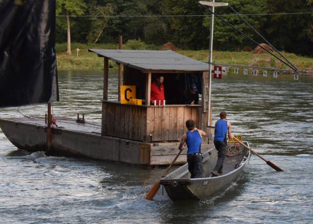 Die Jungpontoniere von der Sektion Wallbach beim Umfahren der Pfeiler