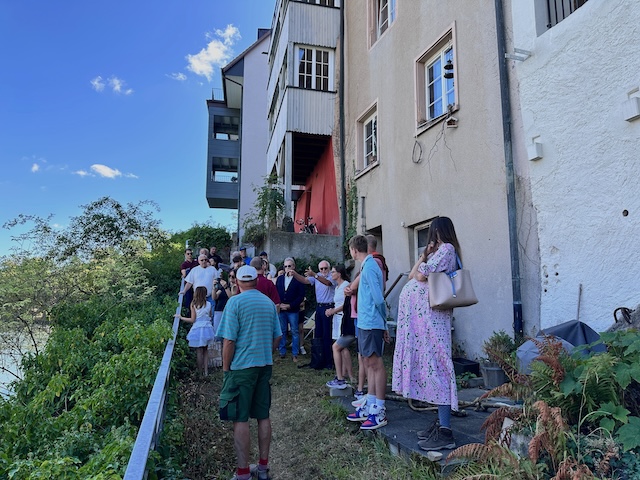 Am Rhein, mit Blick auf die «mindere Stadt» erzählt Ruedi Lüscher vom Warenverkehr und den Flössern. Foto: Andrea Worthmann