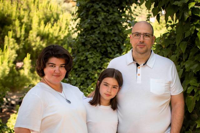 Laura Mai mit ihren Eltern Elena und Sebastian Mai