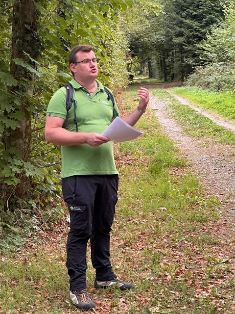 Förster Philipp Küng führte die Gruppe durch den Wald.