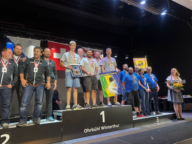 Siegerehrung (von links): Rang 2 SPS Jungrauregion E1; Schweizermeister SV Gansingen mit Luca Moser, Martin Weiss, Thiago Obris, Tobias Lüthi, Mathias Senn; Rang 3 SG Sachseln Steinbock. Foto: zVg