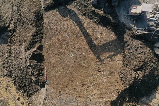 Römische Kulturschicht mit markierten Pfostengruben. In diesen Gruben standen vor rund 2000 Jahren die tragenden Pfosten eines Gebäudes. Foto: Kantonsarchäologie, © Kanton Aargau