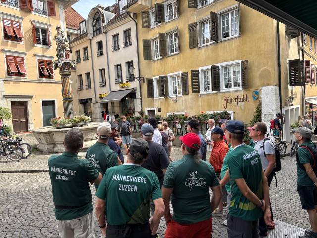 Die Männerriege Zuzgen in der malerischen Altstadt von Solothurn