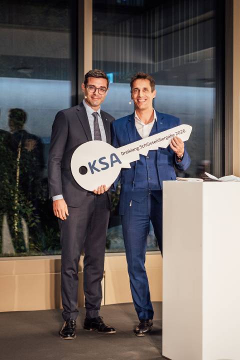 KSA Schlüsselübergabe: Jens Vollmar (Implenia) und Markus Meier (KSA). Foto: ksa