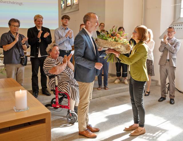 Tom Steiner heisst Laura Klingenberg im Namen der Kirchenpflege willkommen.