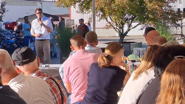 ERNE Verwaltungsratspräsident Daniel Erne begrüsst die Festbesucher. Foto: zVg