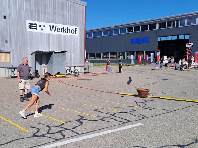 Auch die jüngsten Besucher versuchten sich im Stiefelweitwurf. Foto: zVg