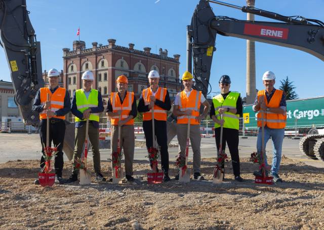 v.l.n.r. Daniel Erne (Präsident VR Erne AG) , Jan Zuurbier (CEO Swisslog), Dominique Salathé (Inhaber Salathé Architekten), Thomas Amstutz (CEO), Tim Fischbacher (Projektleiter), Georg Stocker (Otto Partner Architekten), Ralph Ammann (Jauslin Stebler AG) 