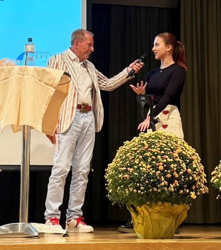 Moderator Kurt Aeschbacher führte durch den Abend im Kulturellen Saal in Eiken. Foto: zVg