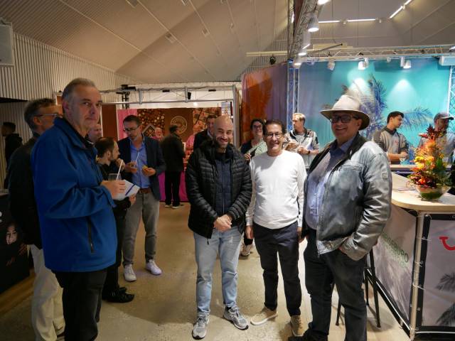Die Offiziellen beim Eröffnungsrundgang durch die Stadthalle