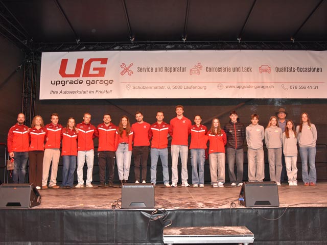 Die erfolgreichen Sportlerinnen und Sportler zusammen mit Stadtammann René Leuenberger (Dritter von rechts) auf der hela-Bühne. Foto: Jörg Wägli