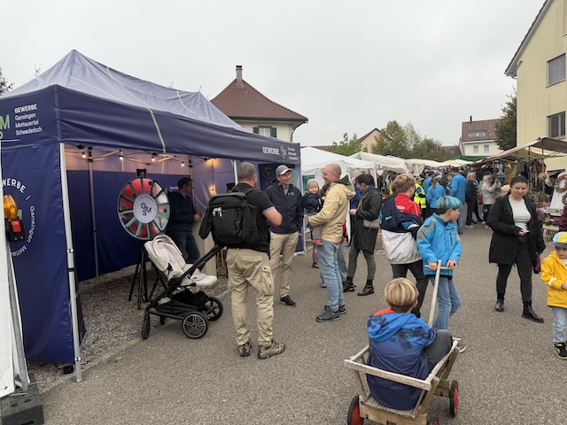 Das regnerische Wetter konnte die gute Stimmung am GMS-Stand nicht schmälern. Foto: zVg
