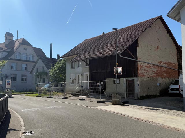 An der Schulstrassse, in unmittelbarer Nähe zum Schulhaus Wuermatt, soll das neue Zentrum für Kinderbetreuung entstehen; die beiden baufälligen Altbauten werden abgerissen. Foto: jw